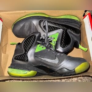Nike LeBron “Dunkman Electric 9s” size 7 youth/9 women’s/7 men’s
-Grey/Green